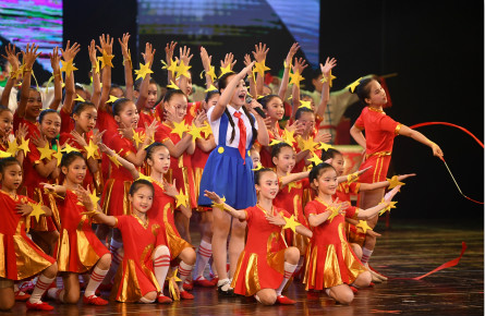 展現(xiàn)自我唱響快樂童年