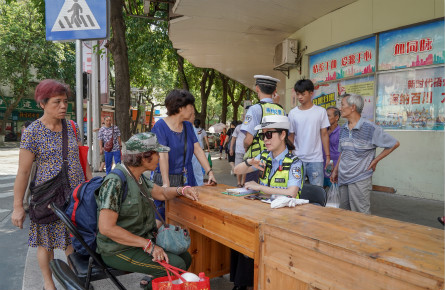 行人闖紅燈也開罰單