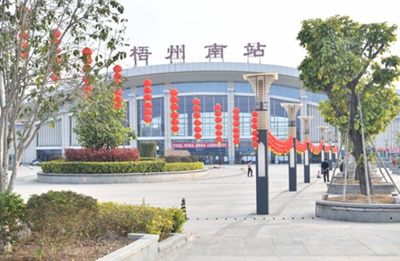 布置花壇燈籠迎新春