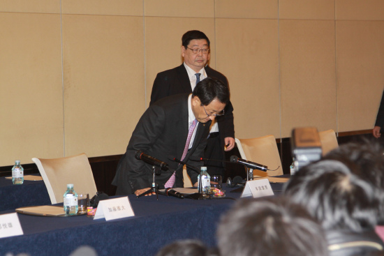 豐田章男在說明會現場向中國消費者表示歉意