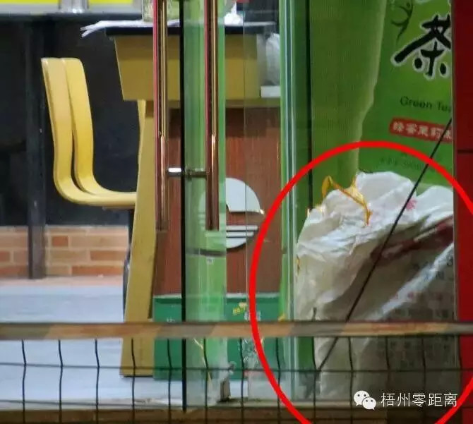 店內發現的可疑“蛇皮袋”