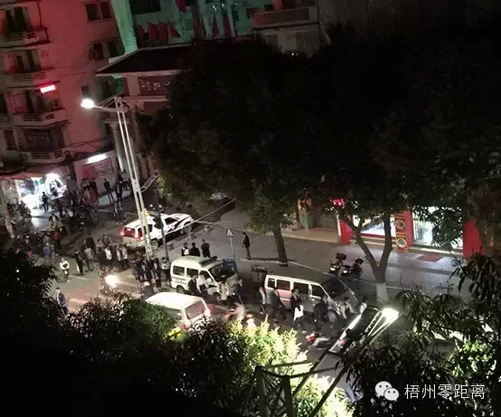 學生放學后好奇地往現場內部張望