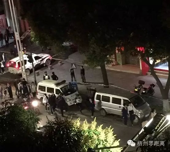 學生放學后好奇地往現場內部張望