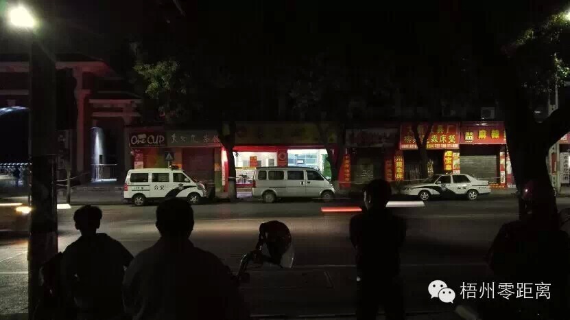 晚上11點后，街上的行人和車流漸漸稀少，但現場對面仍有不少群眾圍觀